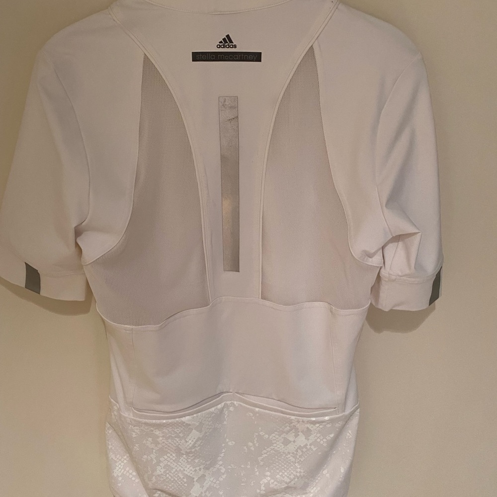 Adidas steals McCartney sport T size M